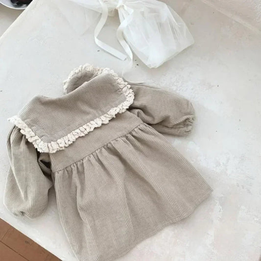 Mädchen-Cordkleid „Vintage-Herbst“ | Spitzenkragen | Rüschendetails | Soft-Cord